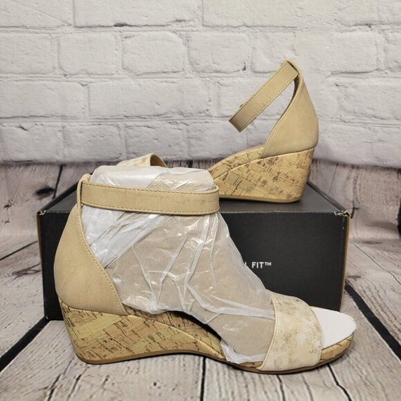 Naturalizer Women's Areda Ankle Strap Wedge Sandals - Picture 1 of 9